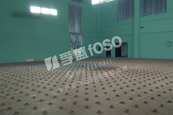 东明县合力牛篮球俱乐部运动木地板铺设完成