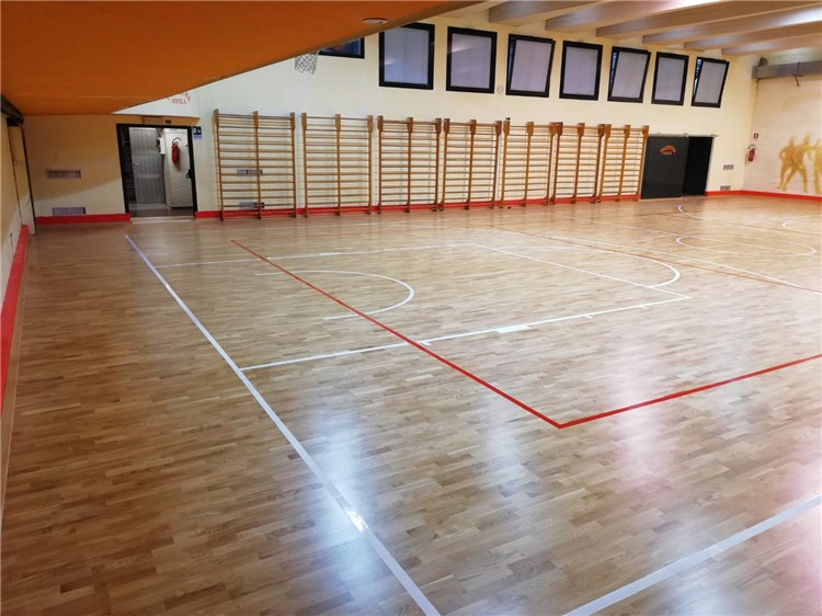 山东省菏泽市东明县合力篮球俱乐部篮球木地板铺装完成