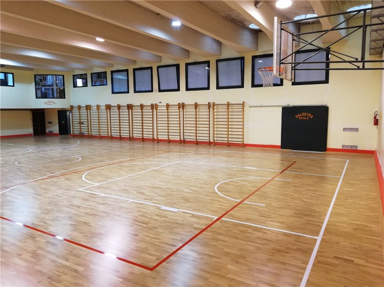 上海市北中学室内篮球馆木地板施工完成 