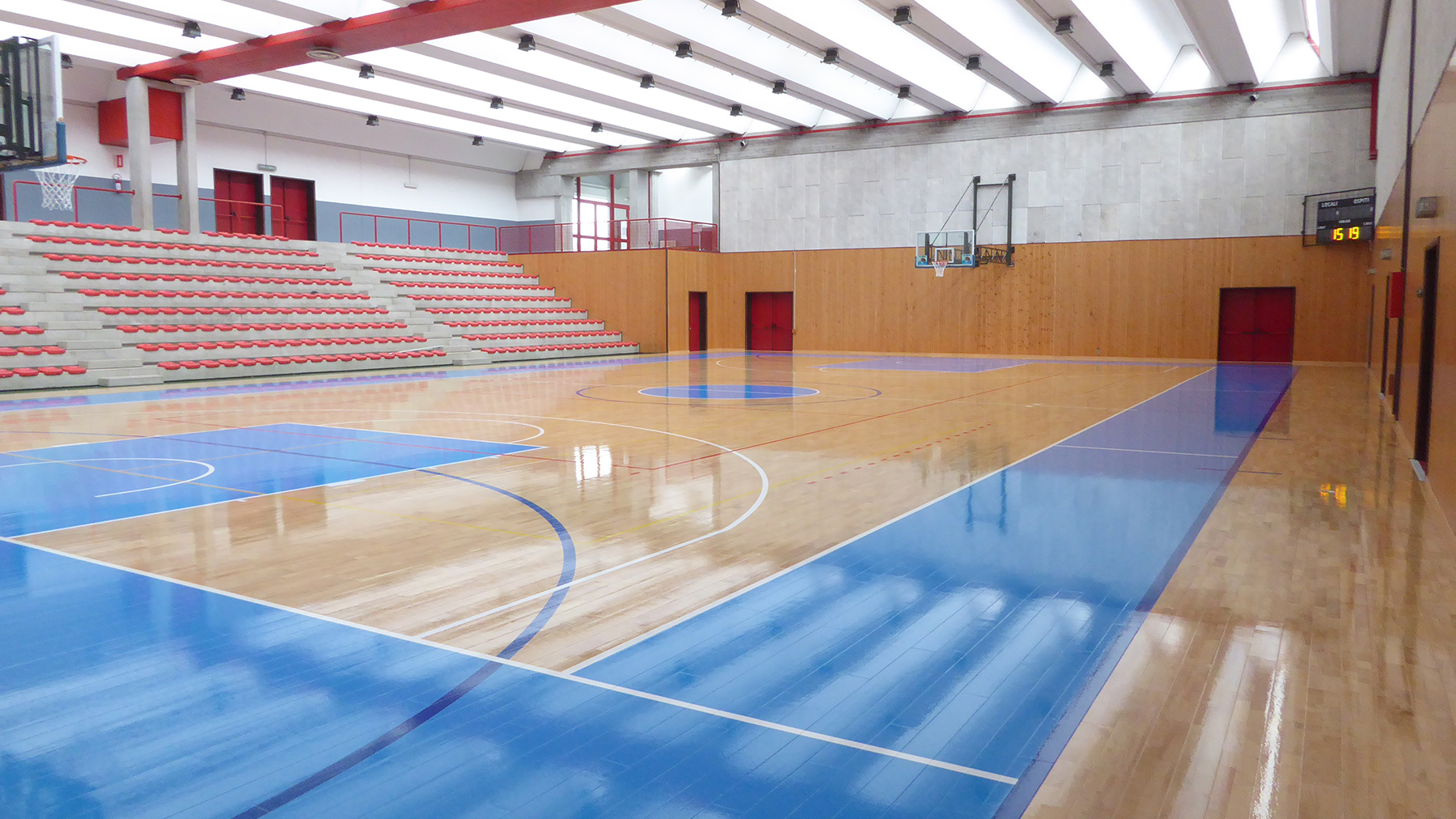 中原职业技术学院体育馆篮球场木地板地面工程施工(图1)
